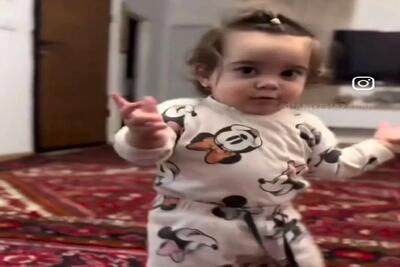  آواز بلرزون؛ بچه قلقلی جوری با آهنگ میلرزونه و میرقصه از پشت گوشی میخوای گازش بگیری