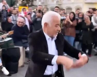  آواز شادیسم؛ رقص جدید صادق بوقی تو مرکز شهر که گروه نوازنده هم راه انداخته باکلاس شده