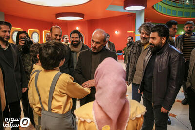 بازدید رئیس رسانه ملی از پشت صحنه «هتل بسیار بسیار عجیب» - سوره سینما