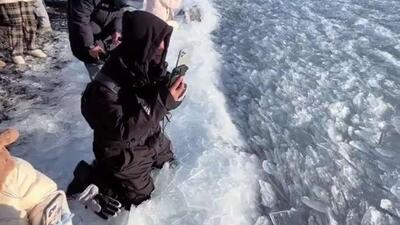  دریاچه یخ زده سایرام در منطقه خودمختار سین کیانگ اویغور چین