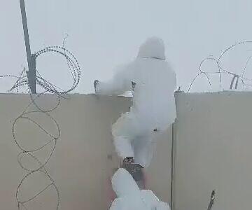 افغانی‌ها چگونه با استتار از دیوار مرزی ایران عبور می کنند؟