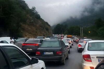 ترافیک سنگین در برخی محورهای شمالی کشور؛ رانندگان در راه مانده‌اند / تصاویر هوایی از قفل شدن کامل جاده‌های چالوس و هراز / اعلام وضعیت قرمز پلیس راهور و توصیه‌های اضطراری