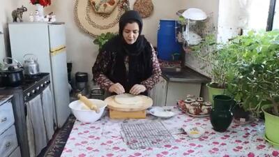  پخت نان محلی به روش سنتی در هوای برفی روستا