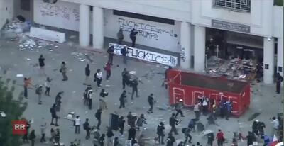  درگیری معترضان با پلیس در اعتراض به اداره مهاجرت در لس‌آنجلس