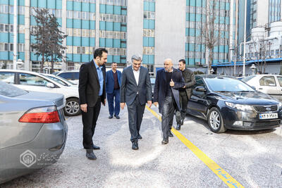 عکسی دیدنی از مدیر عامل تامین اجتماعی و وزیرکار در نشست هم‌اندیشی با کانون‌های عالی و استانی بازنشستگان تامین اجتماعی