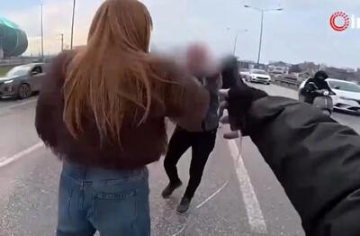 مداخله دختر جوان در درگیری فیزیکی وسط جاده!