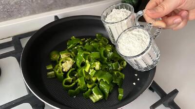  فلفل دلمه ای + آرد / طرز تهیه میان وعده خوشمزه در ۱۰ دقیقه با ۲ ماده اصلی.