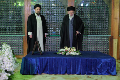  عکسی از رهبر انقلاب بر سر مزار آیت الله هاشمی رفسنجانی