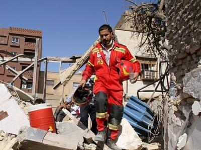 ببینید / نجات کودک گرفتار در زیر آوار در حادثه انفجار گاز در اهواز