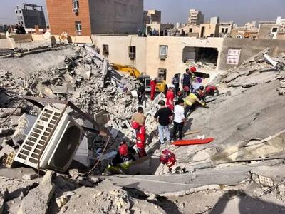 انفجار گاز در یک ساختمان چهار واحدی در اهواز؛ آتش‌نشانی: چهار عضو یک خانواده شامل پدر، مادر و دو فرزند آن‌ها کشته شدند / یک کودک سه ساله و یک زن، زنده از زیر آوار خارج شدند