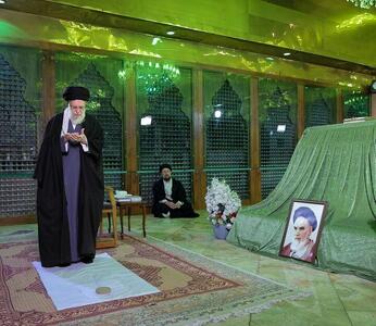 صبح امروز؛ حضور رهبر انقلاب در حرم امام (ره) در آستانه دهه فجر