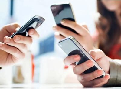 اگر هنگام کار کردن با موبایل دستتان درد می‌گیرد، این مطلب را بخوانید!