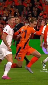  ویدئو: وقتی تکل لواندوفسکی با لبخند دی‌یونگ بی اثر ‏شد