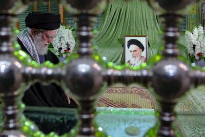  حضور رهبر انقلاب در مرقد بنیانگذار جمهوری اسلامی ایران