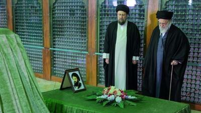  فیلم/ لحظاتی از حضور حضرت آیت‌الله خامنه‌ای در حرم مطهر حضرت امام خمینی(ره)