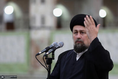  سید حسن خمینی: امام از روز اول با مبارزه مسلحانه موافقت نکرد، تنها راه مبارزه نرم و مردم می‌دانستند/ انقلاب اسلامی یک قهرمان داشته و آن هم «مردم» بودند/ فراموش نکنیم که ما یک ملت هستیم؛ آن کسی که می خواهد این ملت را پاره پاره کند سعادت ما را نمی‌خواهد