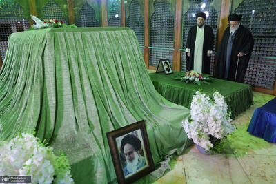 حضور رهبر معظم انقلاب در حرم مطهر امام خمینی (س)