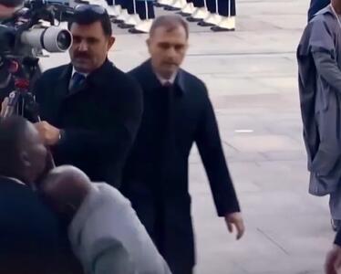  زمین خوردن رئیس جمهور در برنامه رسمی؛ عکس‌العمل اطرافیان را ببینید - مجله اینترنتی کولاک