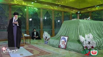 حضور حضرت آیت الله خامنه‌ای در مرقد بنیانگذار جمهوری اسلامی ایران - مردم سالاری آنلاین