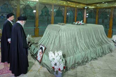 فیلم/ لحظاتی از حضور رهبر انقلاب در حرم امام خمینی(ره)