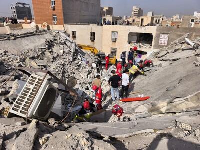  آتش‌نشانی: چهار عضو یک خانواده شامل پدر، مادر و دو فرزند آن‌ها کشته شدند/ یک کودک سه ساله و یک زن، زنده از زیر آوار خارج شدند