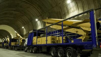 خروج کامیون‌های حامل موشک سپاه از تونل های زیرزمینی برای شلیک + عکس