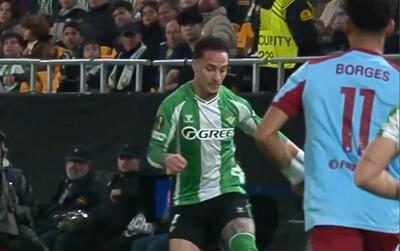 حرکت نمایشی آنتونی مقابل فاینورد - پارس فوتبال