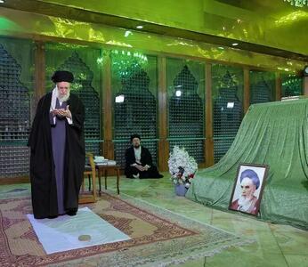 در آستانه دهه فجر رهبری در حرم امام (ره) حضور پیدا کردند
