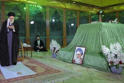 حضور رهبر  انقلاب در حرم مطهر امام خمینی(ره) | سیاست روز