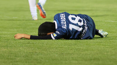 کناره‌گیری زهرا علیزاده از تیم ملی فوتبال بانوان؛ ایستادن کنار مردم از هر چیزی مهم‌تر است!