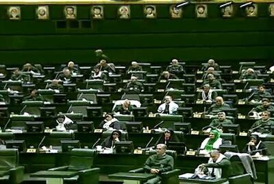 حضور نمایندگان با لباس فرم سپاه در صحن مجلس