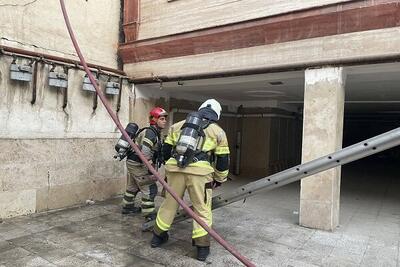 وقوع آتش‌سوزی در یک کارگاه کفاشی و نجات ۲ کارگر