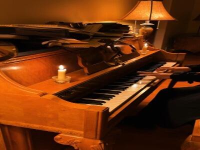 اجرای قطعه «خواب های طلایی» با پیانو