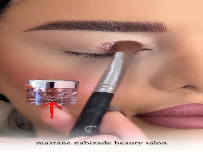  یک سایه چشم خوشرنگ و حرفه ای