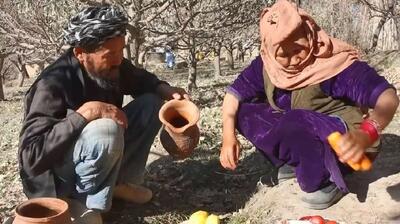 غذای روستایی در افغانستان؛ پخت سوپ مرغ و نان لواش روی بشکه در روستا