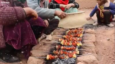  پخت جوجه کباب روستایی در هوای برفی افغانستان