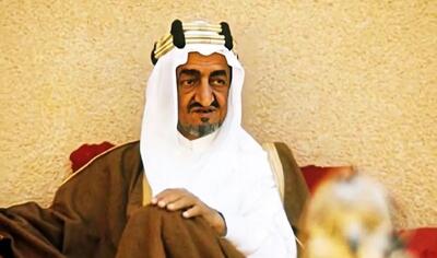  «ملک فیصل، پادشاه عربستان» در مقابل هتل محل اقامت اش در مصر؛ سال 1317(عکس)