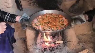  غذای روستایی در افغانستان؛ پخت پیتزا روی آتش در هوای برفی