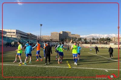  گرم کردن بازیکنان استقلال قبل از شروع بازی با پیکان