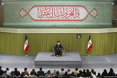  مقام معظم رهبری : اگر جنگی راه بیندازند این بار جنگ منطقه‌ای خواهد بود / ملت ایران در مقابل کسی که حمله و اذیت کند، مشت محکمی به او خواهد زد