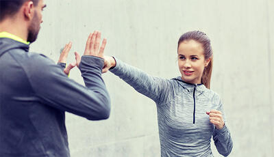 دفاع شخصی بانوان؛ ۷ تکنیک حرفه‌ای که هر زنی باید بلد باشد