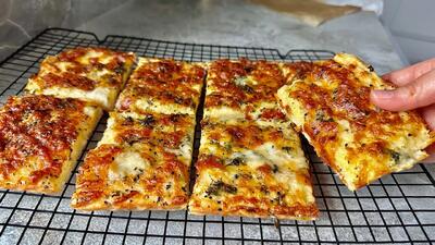  با سیب زمینی و آرد غذایی خوشمزه تر از پیتزا درست کنید / طرز تهیه غذایی سریع و متفاوت