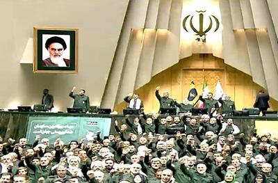  مشت‌های گره زده نمایندگان مجلس در حمایت از سپاه/ فریاد «اروپا ننگت باد» در بهارستان طنین انداز شد