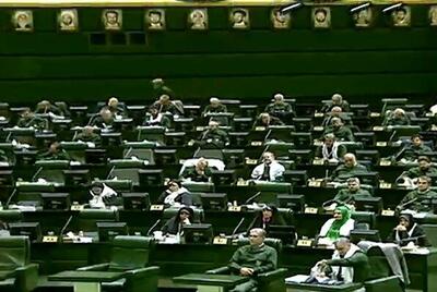 حمایت نمادین نمایندگان از سپاه | مجلسی ها لباس سپاه به تن کردند+ عکس