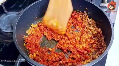 آموزش گام‌به‌گام ماکارونی با گوشت؛ ویدئو دستور محبوب ایرانی