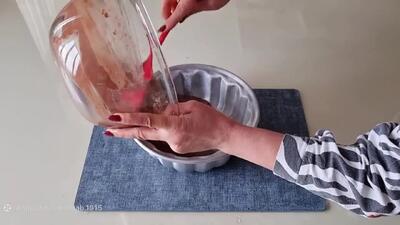 آموزش ویدئویی کیک شکلاتی؛ طرز تهیه با سس خانگی خوش‌عطر