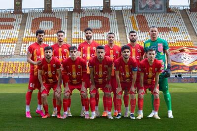 در آستانه بازی با خیبر/ جدایی رسمی سه مربی از کادرفنی فولاد خوزستان