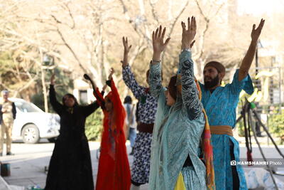  نمایش در پیاده‌رو