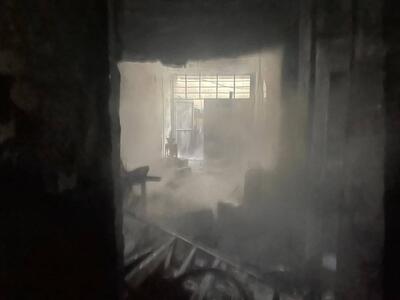  آتش سوزی در تهران امروز، کارگاه و انبار کفاشی در خیابان خیام سوخت/ دو کارگر مصدوم شدند + عکس ها