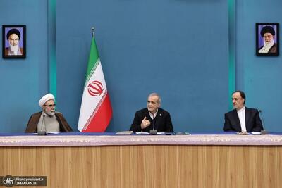  پزشکیان: دشمنان گمان می‌کردند می‌توانند کار نظام را یکسره کنند، غافل از آنکه مردم ایران را نشناخته‌اند/ مساجد باید به جایگاه اصلی خود بازگردند و رسالت اجتماعی خویش را در حمایت از اقشار آسیب‌پذیر و کمک به نیازمندان ایفا کنند